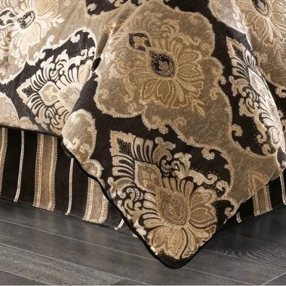 J. Queen New York Bradshaw Black is a traditional woven chenille damask set - Picture 4 of 8